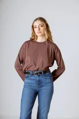 Camiseta marrón de manga larga con cuello redondo y logo bordado en el pecho.