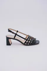 Sandalias negras de cuero con tiras finas entrecruzadas y taco geométrico.