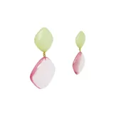 Aros colgantes con piezas geométricas de resina combinadas en verde claro y rosa.