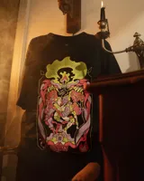 Remera negra de manga corta con cuello redondo y calce oversize. Estampa sublimada en el frente con diseño de la carta del tarot "Los Amantes".