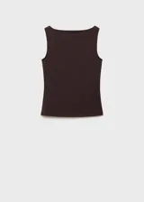 Top marrón de cuello barco y tirantes anchos, de tejido elástico y diseño entallado.