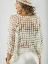 Blusa italiana calada con diseño floral en tonos champagne. Talle único con calce oversized, liviana y sofisticada.