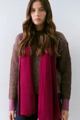 Sweater de punto color marrón con diseño texturizado y mangas largas con puños en color lila.