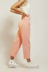 Pantalón de jean color amarillo pastel, corte cropped y pierna ancha.