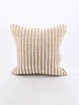Funda de almohadón cuadrada color beige con diseño calado de líneas horizontales blancas.