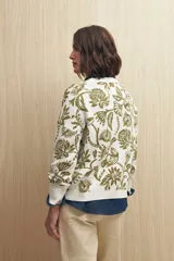 Sweater de algodón tejido en jacquard con diseño floral y de aves. Cuello redondo, puños y ruedo acanalados.