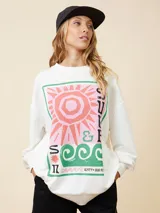 Sweater blanco con estampado de sol, olas y texto en rosa y verde.