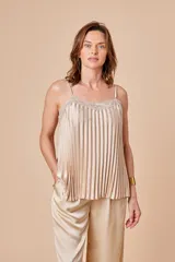 Musculosa de satén plisada color beige, con detalles de puntilla de encaje.