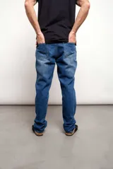 Pantalón de jean azul de corte recto.