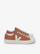 Zapatilla baja de lona color terracota con logo V impreso en serigrafía.
