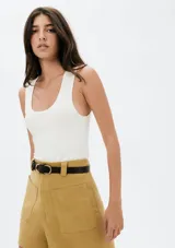 Musculosa blanca de algodón con cuello redondo.