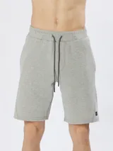 Bermuda deportiva gris claro de felpa con cintura elástica ajustable con cordón.
