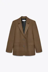 Blazer marrón de corte recto, con cuello solapa, manga larga con hombreras, bolsillos delanteros con solapa, abertura en la espalda y cierre frontal con botones.