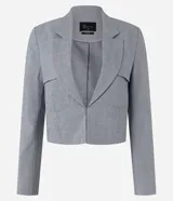 Blazer corto gris de poliéster y elastano, con solapas en el escote y cierre con gancho. Presenta bolsillos delanteros y corte horizontal en la espalda.