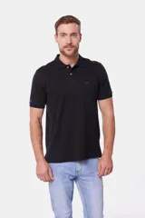 Remera polo color bordó de piqué liso, con cuello en rib y botones personalizados.