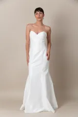 Vestido strapless de tafeta con corte sirena y diseño ajustado en color blanco.