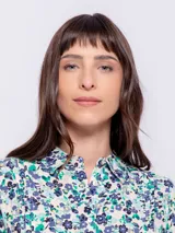 Camisa holgada de manga larga con estampado floral y detalle de tabla en la espalda.
