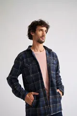 Sobrecamisa polar a cuadros negra y azul, con bolsillos laterales y logo de goma.