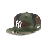 Gorra New Era 9FIFTY de los New York Yankees con estampado de camuflaje en tonos verde, marrón y negro. Logotipo de los Yankees bordado en blanco en el frente.