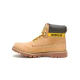 Botín unisex CAT modelo Colorado 2.0, color tostado, con capellada de cuero nobuck, forro interno de nylon en malla, suela de goma duradera y de gran tracción. Cuenta con cordones amarillos y logo de la marca en el lateral.