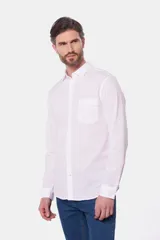 Camisa de lino color beige, de manga larga, con cuello clásico y bolsillo en el pecho.