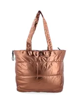 Bolso tipo shopper color bronce, con diseño acolchado y textura brillante. Tiene doble asa de hombro y cierre superior. Incluye bolsillo interior con cierre y compartimento para laptop de hasta 15.5 pulgadas.