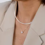 Gargantilla rígida hecha de plata 925 bañada en oro 18k, diseño reversible con un lado dorado y otro plateado.