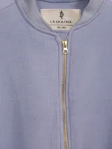 Campera bomber color rosa, de corte holgado y cierre frontal, con bolsillos laterales.