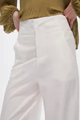 Pantalón de lino color blanco, de corte ancho y tiro alto, con bolsillos laterales y pinzas.