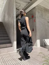 Pantalón sastrero negro de tela barbie, corte recto y tiro alto.