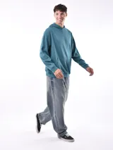 Hoodie gris claro de corte holgado, con capucha y bolsillo tipo canguro. Confeccionado en algodón.