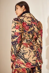Trench con estampado de tigre y flores, de corte largo, manga princesa y cinturón ajustable.
