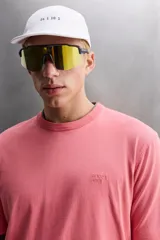 Camiseta marrón de algodón, corte relaxed fit, cuello redondo y manga corta.