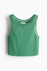 Musculosa cropped verde acanalada con escote redondo y sisas con detalle de calado.