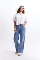 Pantalón de jean azul oscuro, de tiro alto y corte wide leg.