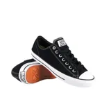 Championes Converse CTAS PRO OX de gamuza negra con suela de goma blanca.