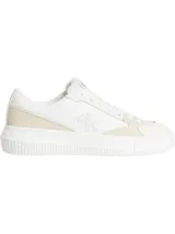 Zapatillas urbanas Calvin Klein de cuero blanco con detalles en gamuza color crema, logo de la marca en el lateral y suela chunky.