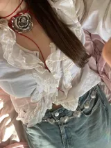 Gargantilla con cordón rojo ajustable y dije de rosa plateada.