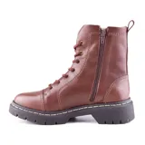Bota de cuero color marrón con cordones y suela de goma con costuras blancas.