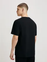 Remera color beige de algodón con bolsillo en el pecho y bordado de montañas.