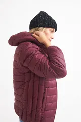 Campera puffer unisex color burdeos con capucha, diseño ligero y dos bolsillos con cierre.
