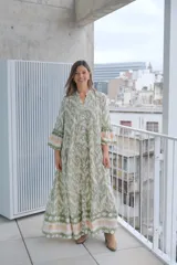 Vestido largo verde con estampado abstracto en tonos claros, corte amplio, cuello mao y mangas 3/4 acampanadas.