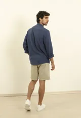 Camisa rosada de lino y algodón, con cuello mao, manga larga y bolsillo de parche en el pecho.