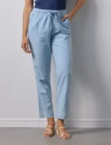 Pantalón celeste liso, marca Dash. Pretina elastizada, bolsillos delanteros y bolsillos traseros simulados.