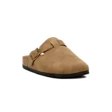 Zueco casual de mujer color beige, con suela baja y hebilla dorada ajustable.