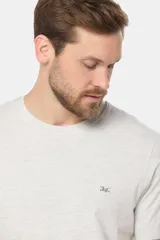 Remera celeste de manga corta con cuello redondo y bordado pequeño en el pecho. Corte clásico.