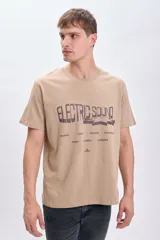 Remera color visón de manga corta con estampa frontal con la frase "Electric Sound" y nombres de ciudades.