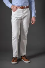 Pantalón de algodón blanco, estilo cinco bolsillos, corte classic fit.