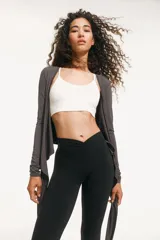 Calzas de yoga acampanadas negras, de tiro alto con cintura ancha con detalle fruncido adelante. Confeccionadas en tejido funcional SoftMove™ con tecnología Lycra® Sport.