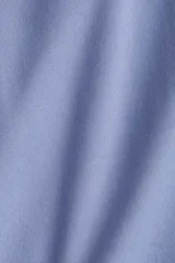 Remera de manga corta, cuello redondo y calce entallado, confeccionada en tela de microfibra suave.